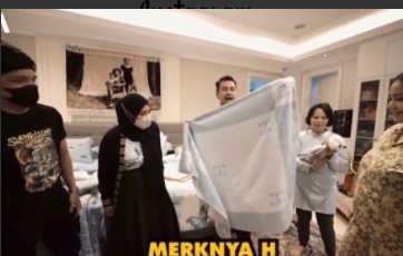 Atta Halilintar beri kado lahiran anak Raffi Ahmad, celemek seharga HP