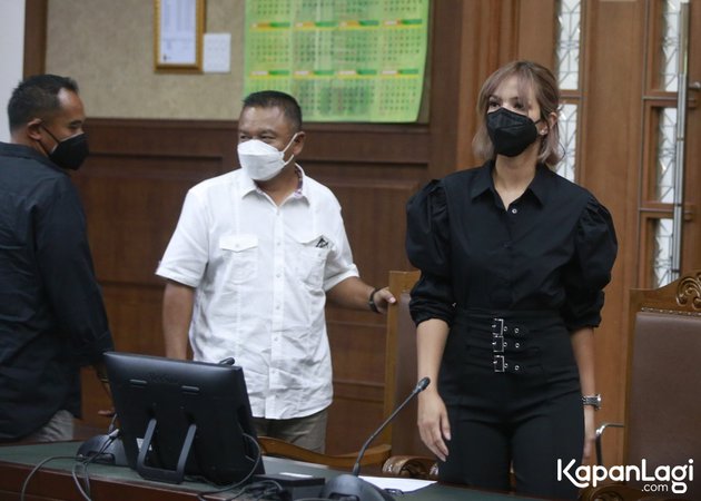 Tampil dengan rambut pendek, 7 potret baru Nia Ramadhani jalani sidang