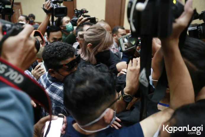 Tampil dengan rambut pendek, 7 potret baru Nia Ramadhani jalani sidang
