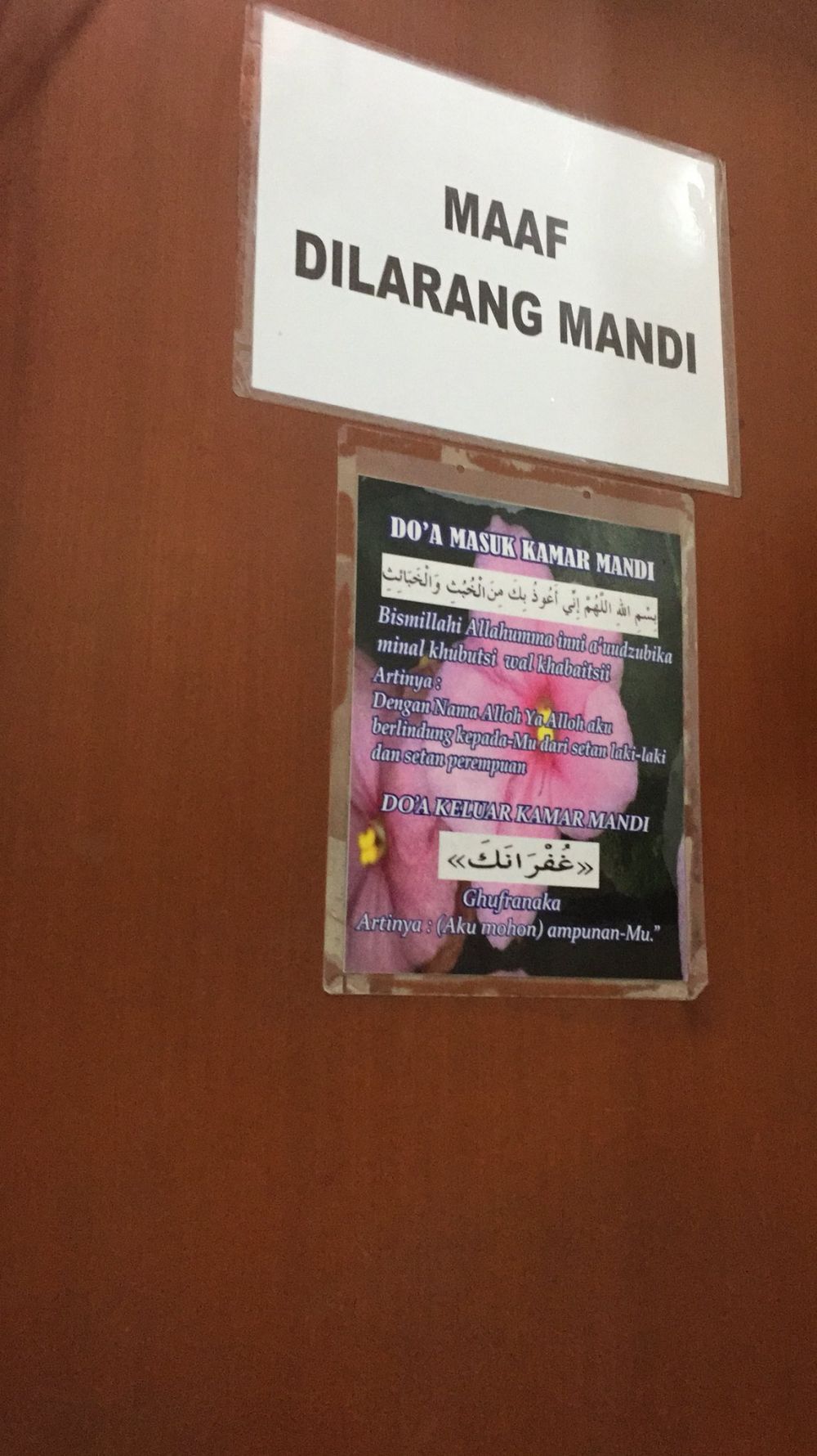 Unik dan nyeleneh, ini 11 peraturan di toilet umum bikin gagal fokus