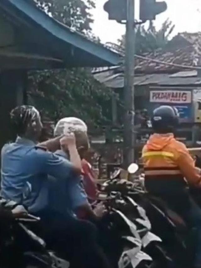 11 Momen lucu orang hujan-hujanan, unfaedah banget