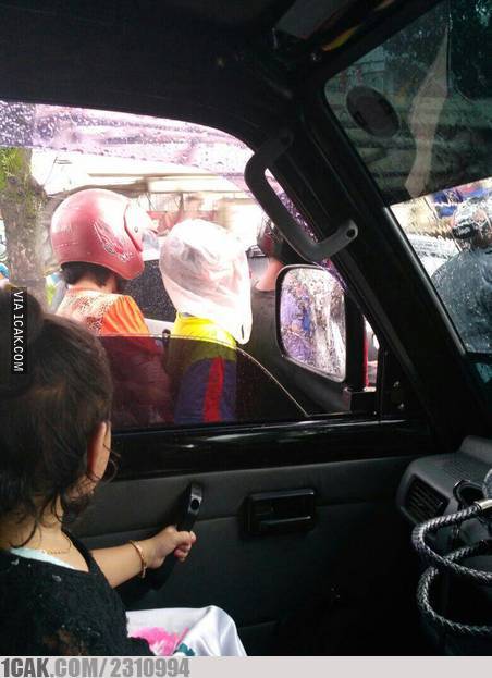 11 Momen lucu orang hujan-hujanan, unfaedah banget