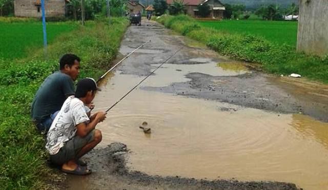11 Momen lucu orang hujan-hujanan, unfaedah banget