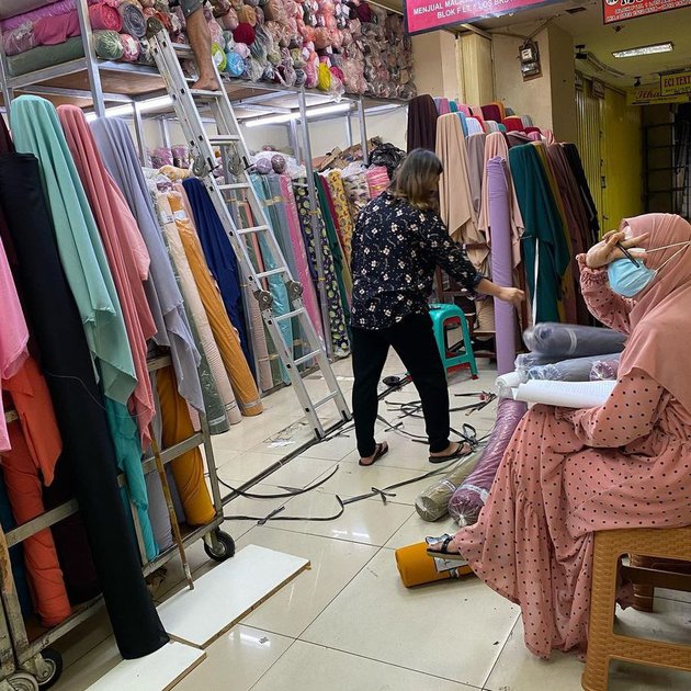 11 Potret toko kain ayah Bibi Ardiansyah di Tanah Abang