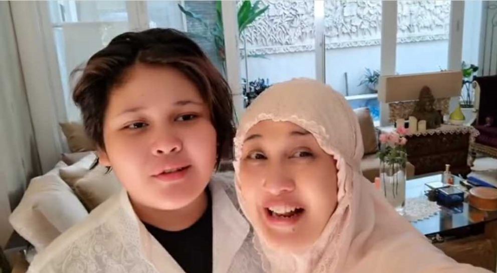 9 Seleb melahirkan di usia 40 tahun lebih, perjuangannya penuh haru