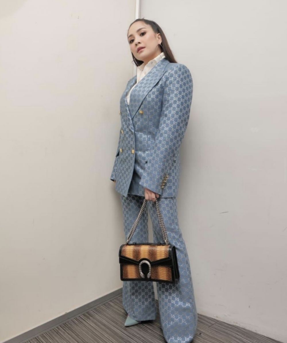 9 Potret Nagita Slavina di acara penghargaan, gayanya elegan