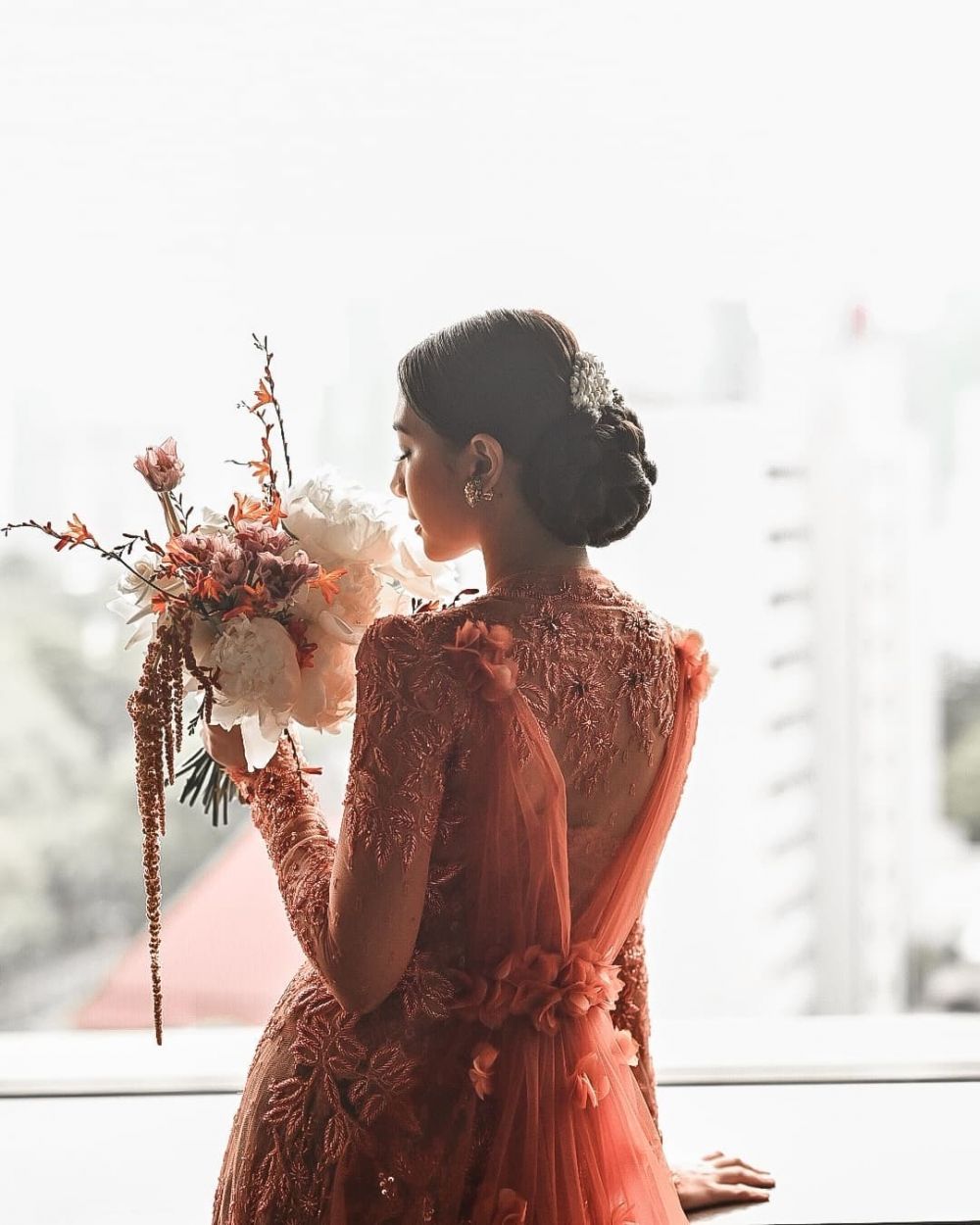 9 Detail busana Vidi Aldiano dan Sheila Dara saat lamaran, penuh makna