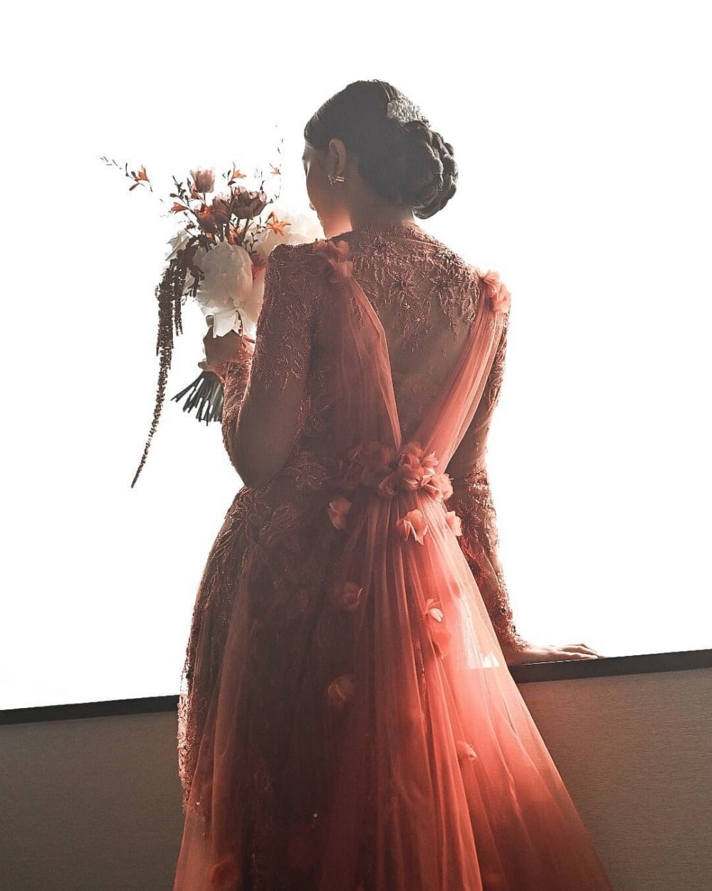 9 Detail busana Vidi Aldiano dan Sheila Dara saat lamaran, penuh makna