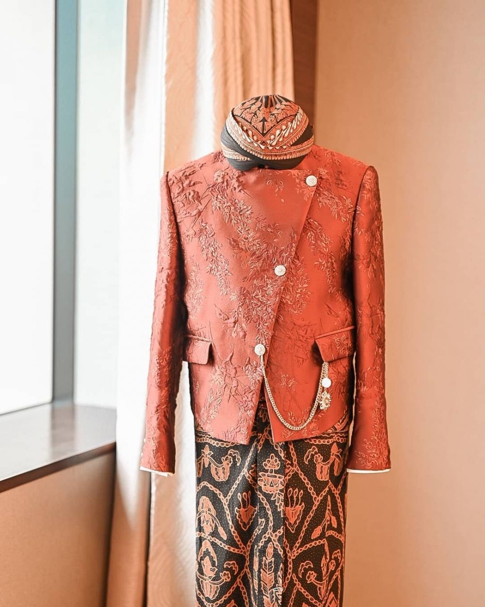 9 Detail busana Vidi Aldiano dan Sheila Dara saat lamaran, penuh makna