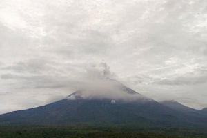 Detik-detik Gunung Semeru erupsi, hujan abu tebal guyur Lumajang