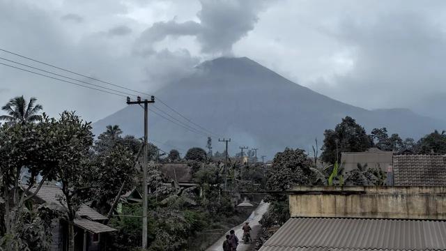 Pantauan Volcano Discovery, erupsi Gunung Semeru capai status level 4