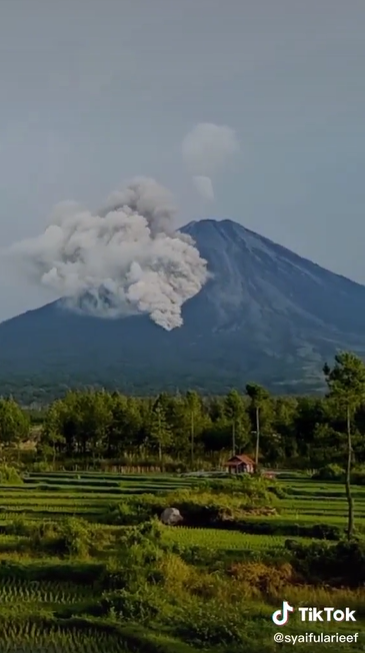 7 Potret keindahan Gunung Semeru sebelum erupsi, bikin takjub