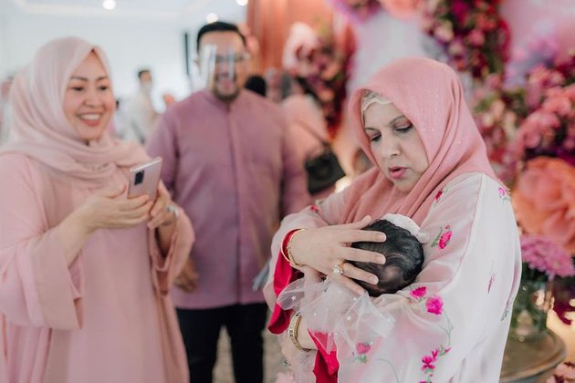 11 Momen akikah anak Margin dan Ali Syakieb, dekorasinya serba pink