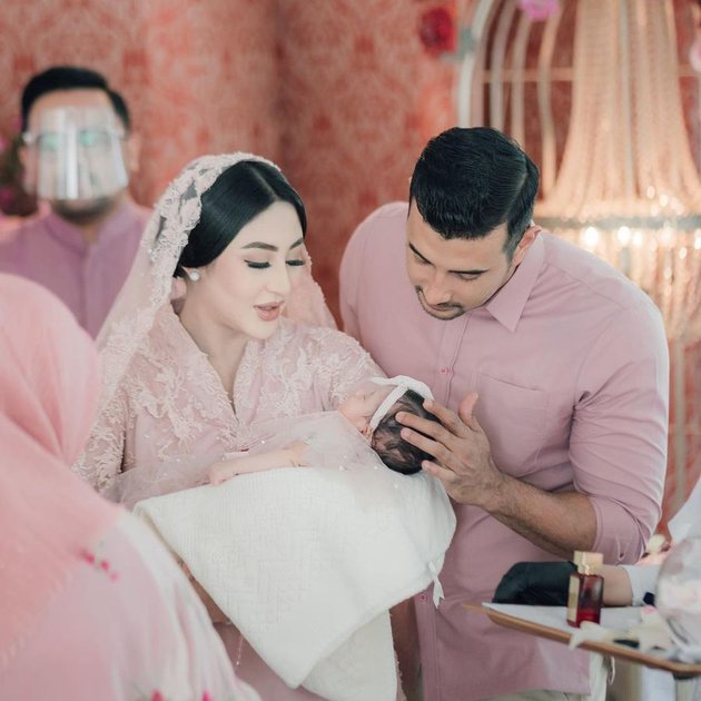 11 Momen akikah anak Margin dan Ali Syakieb, dekorasinya serba pink