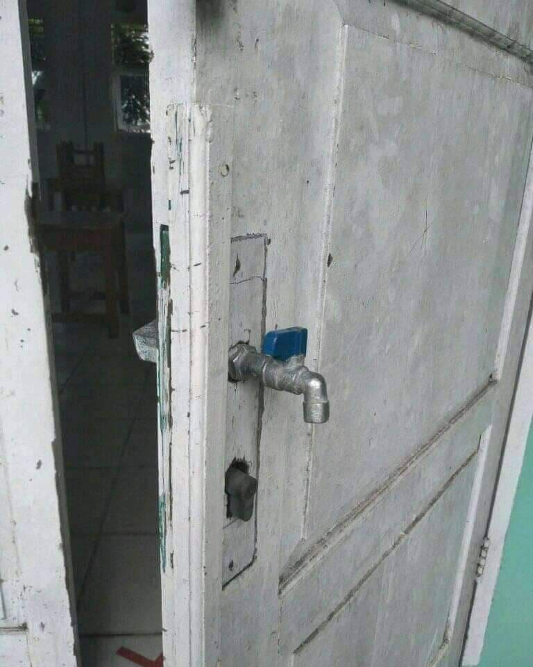 9 Potret nyeleneh lifehack gagang pintu ini bentuknya absurd abis