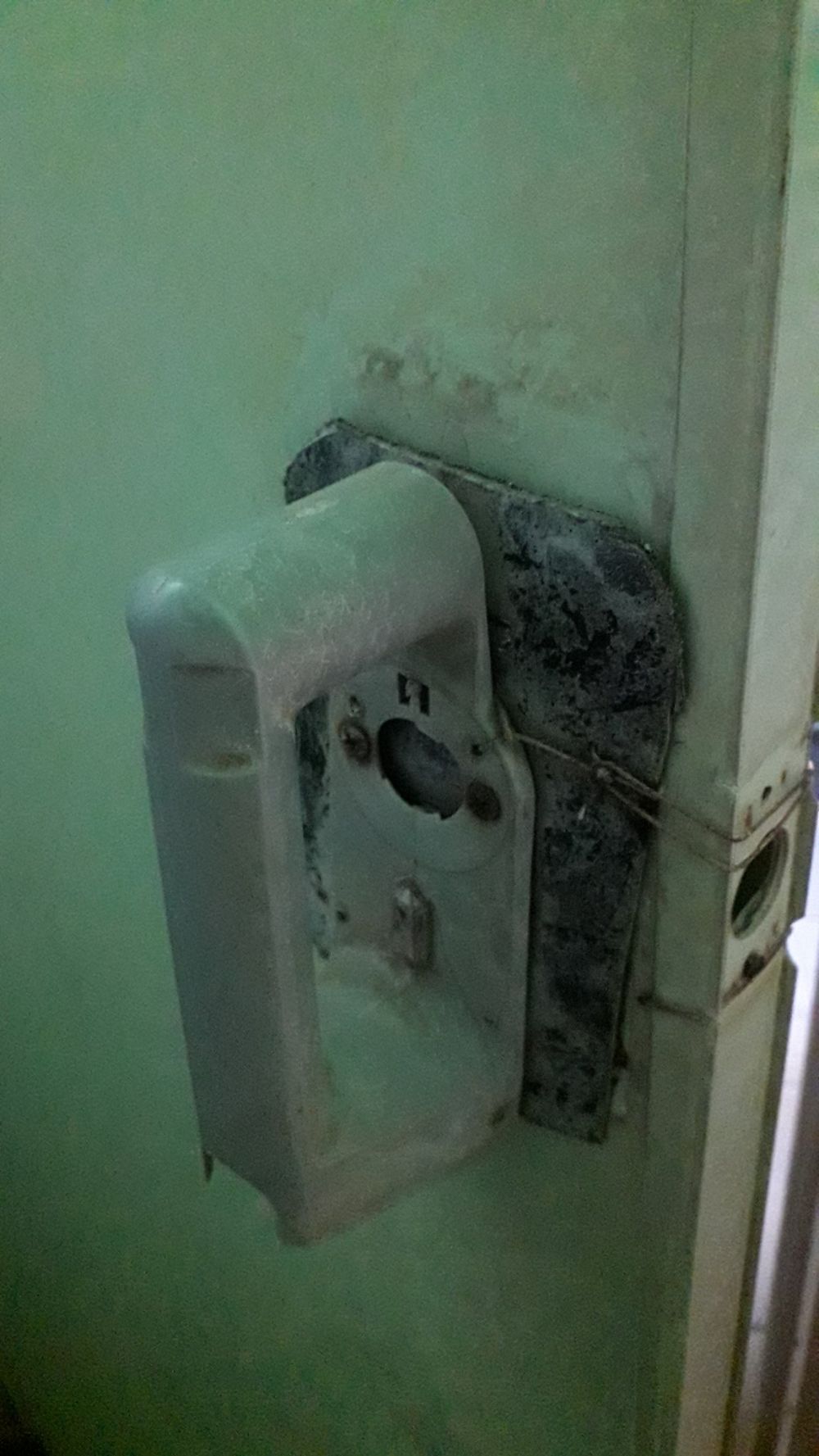 9 Potret nyeleneh lifehack gagang pintu ini bentuknya absurd abis