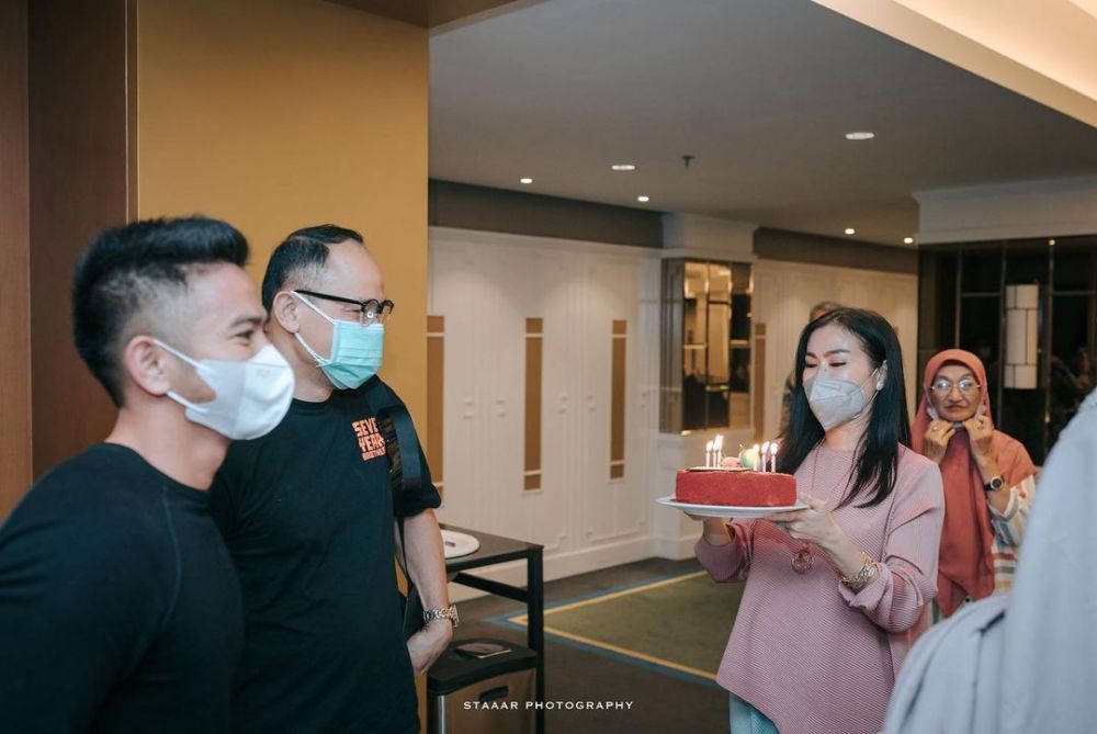 11 Momen ulang tahun Satrio Dewanto suami Iis Dahlia, kuenya unik
