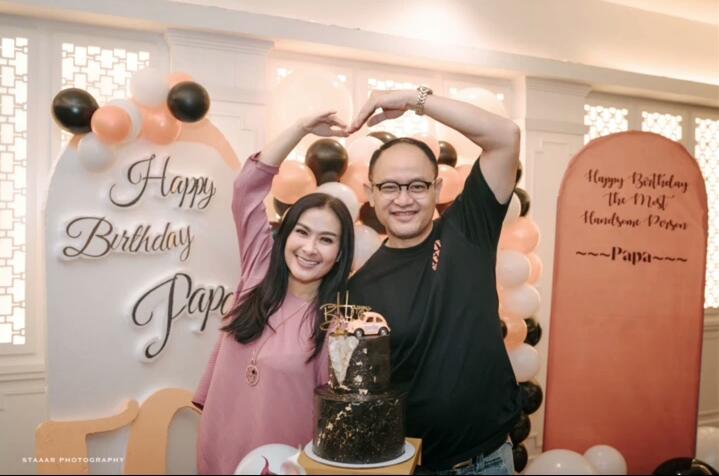 11 Momen ulang tahun Satrio Dewanto suami Iis Dahlia, kuenya unik