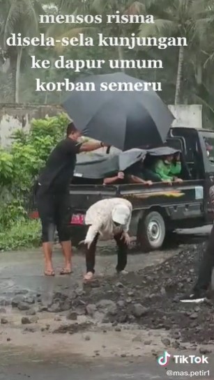 Viral momen Menteri Risma punguti batu saat kunjungi korban Semeru