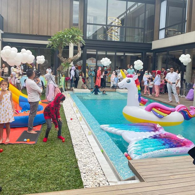 11 Momen Titi Kamal rayakan ulang tahun anak, meriah dengan pool party