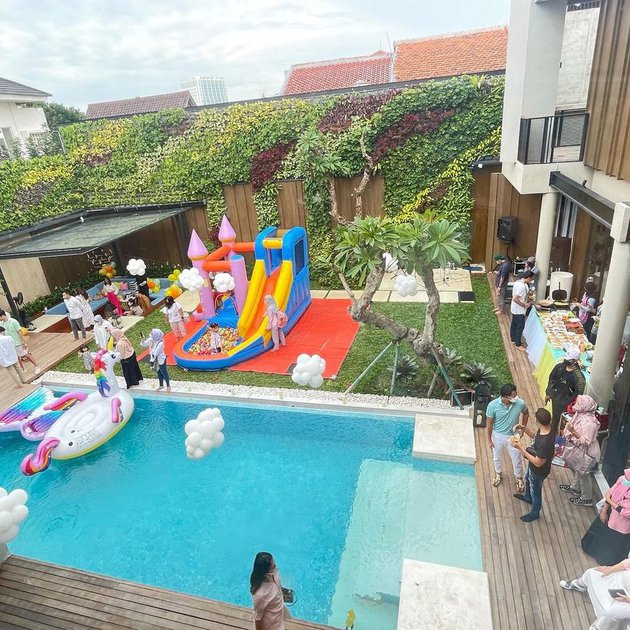 11 Momen Titi Kamal rayakan ulang tahun anak, meriah dengan pool party