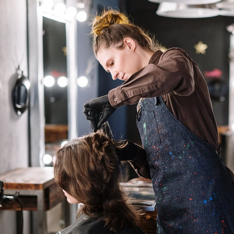 25 Arti mimpi potong rambut dan penjelasannya, bisa jadi isyarat takut kehilangan 