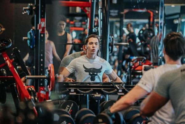 11 Potret terbaru Stefan William usai bercerai, kian gagah berotot