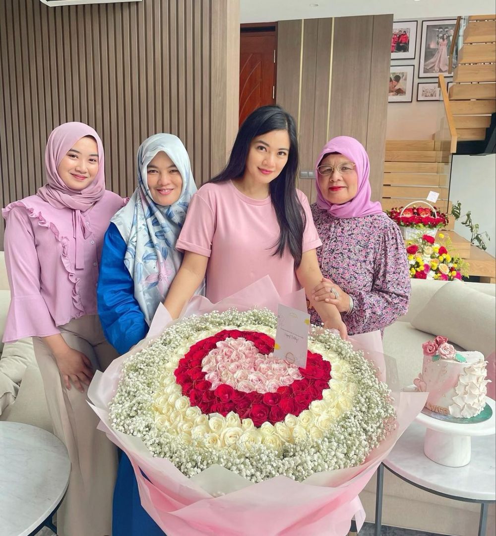 7 Momen ultah Titi Kamal ke-40, buket bunga raksasa dari suami