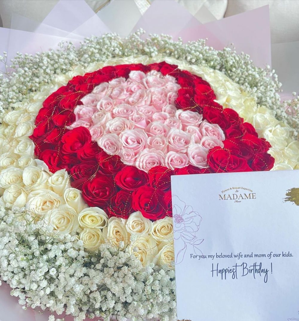 7 Momen ultah Titi Kamal ke-40, buket bunga raksasa dari suami