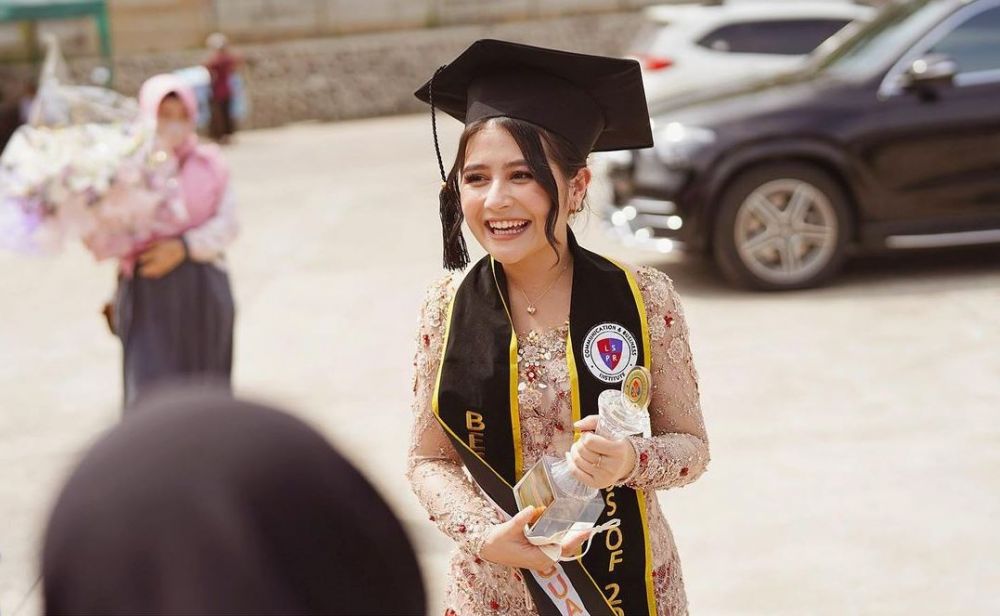 9 Potret kejutan wisuda Prilly Latuconsina dari fans, dapat food truck