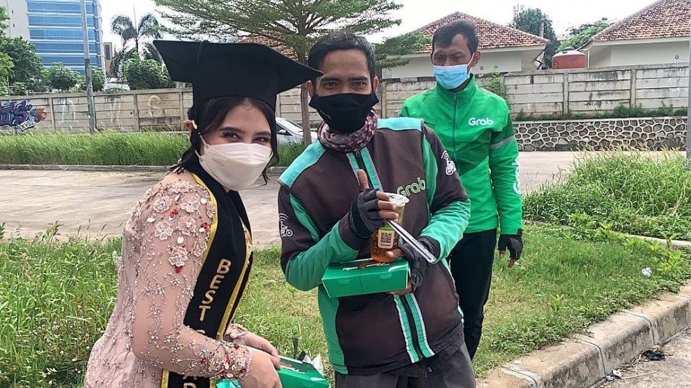 9 Potret kejutan wisuda Prilly Latuconsina dari fans, dapat food truck