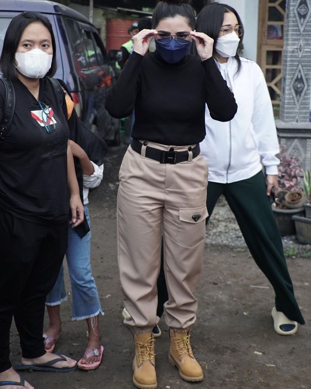 Terjun langsung beri bantuan, ini 9 momen Ashanty di posko Semeru