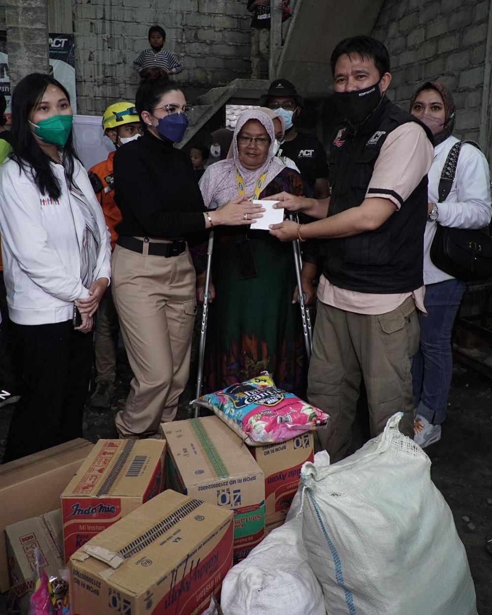 Terjun langsung beri bantuan, ini 9 momen Ashanty di posko Semeru