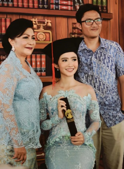 Selain Prilly Latuconsina, 6 pesinetron ini raih predikat cumlaude