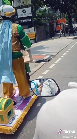 Viral aksi driver ojek online antarkan pesanan pakai outfit Aladdin