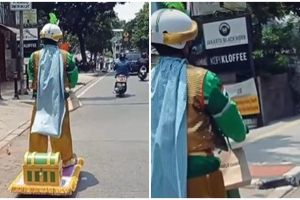 Viral aksi driver ojek online antarkan pesanan pakai outfit Aladdin