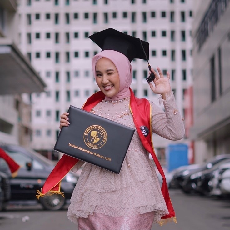 Sempat cuti kuliah, 7 potret Fatin Shidqia akhirnya bergelar sarjana