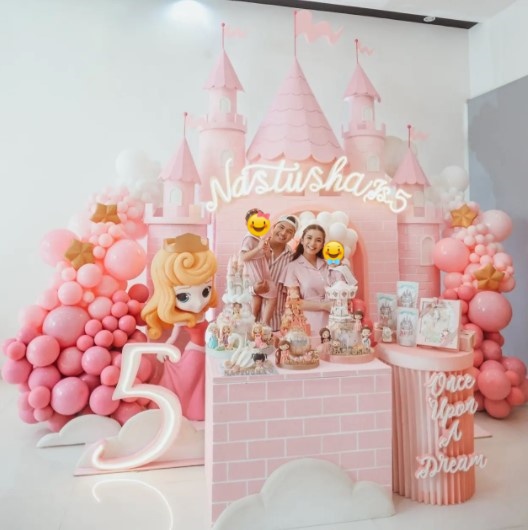 Momen meriah ultah 11 anak seleb di rumah, Titi Kamal gelar pool party