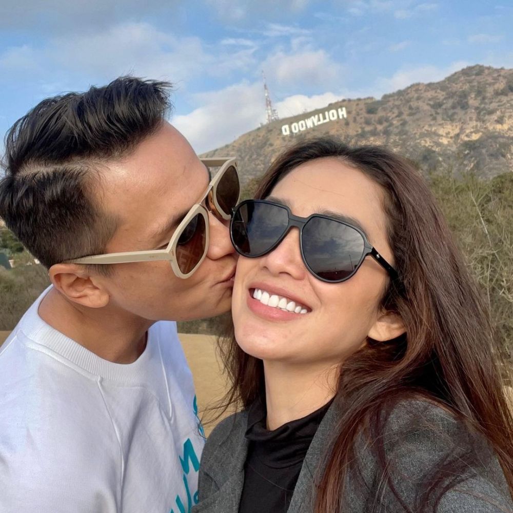 7 Gaya Ussy Sulistiawaty liburan di Amerika, emak-emak pesona bak ABG