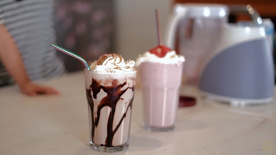 Inspirasi 8 minuman kekinian buatan penyanyi ini menyegarkan