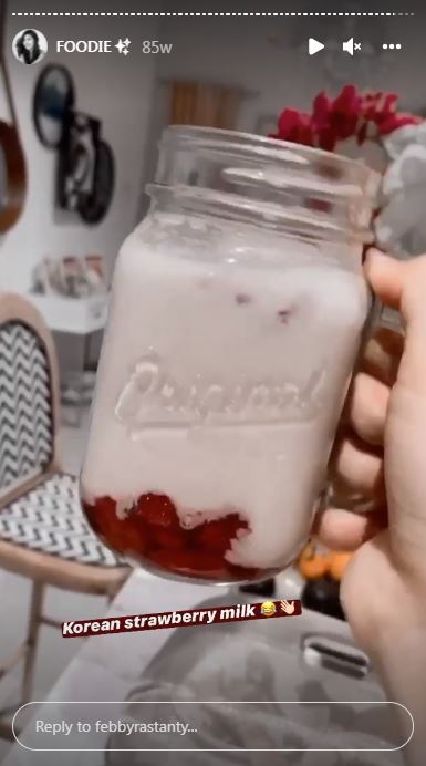Inspirasi 8 minuman kekinian buatan penyanyi ini menyegarkan