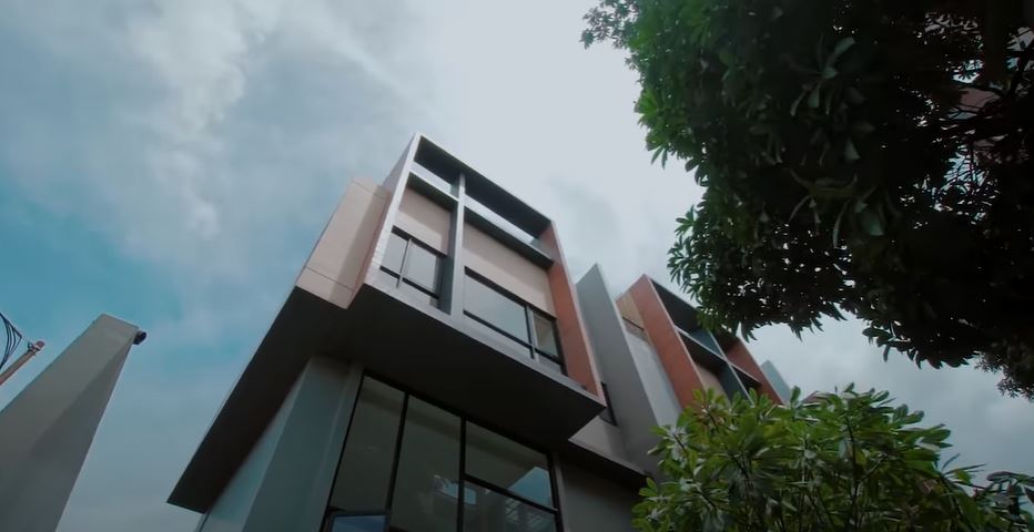 11 Potret kantor baru Raditya Dika, desain minimalis