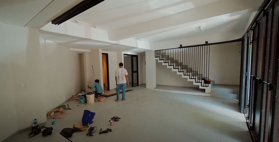 11 Potret kantor baru Raditya Dika, desain minimalis