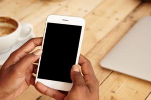 6 Cara hidupkan Android bila tombol power rusak, bisa pakai tusuk gigi