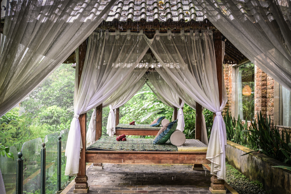 5 Ide sulap halaman belakang rumah jadi spot liburan, berasa di Bali