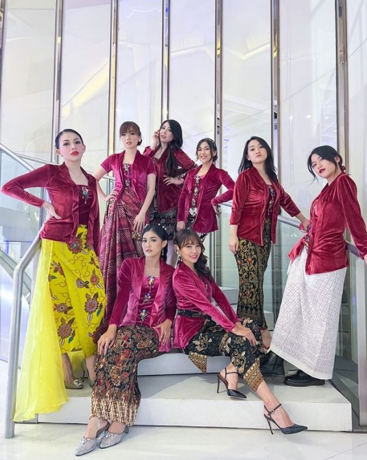 7 Momen reuni eks member Cherrybelle, kompak dandan pakai kebaya