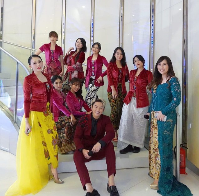 7 Momen reuni eks member Cherrybelle, kompak dandan pakai kebaya
