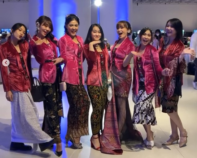 7 Momen reuni eks member Cherrybelle, kompak dandan pakai kebaya