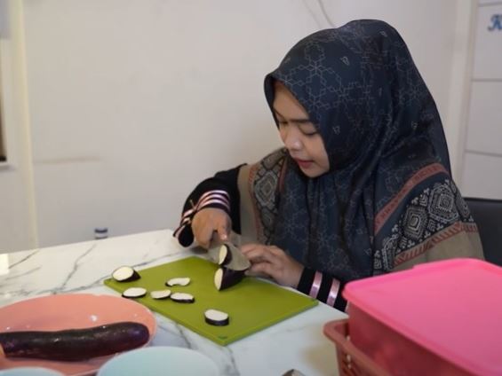 Simpel cuma pakai 4 bahan, ini 7 langkah Ria Ricis bikin terong goreng