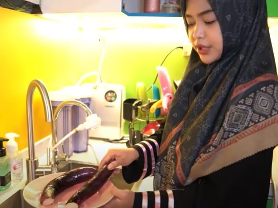 Simpel cuma pakai 4 bahan, ini 7 langkah Ria Ricis bikin terong goreng
